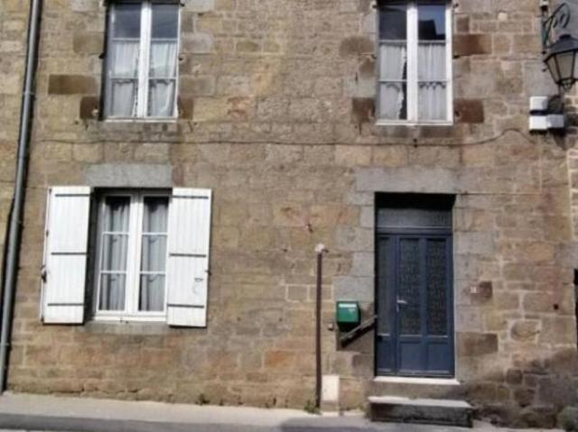 CARROUGES 61320 Maison de bourg, 4 pièces, 3 chambres, 75 m2 environ PRIX 44 500 honoraires 11,25% inclus à la charge de l'acquéreur, soit 40 000 hors honoraires
