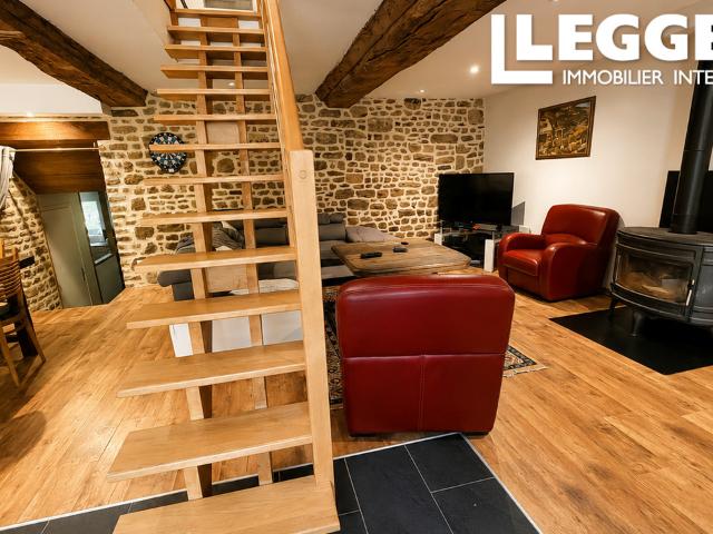 Carrouges Centre – Ensemble immobilier avec commerce loué, 2 maisons, gîte et jardin clos