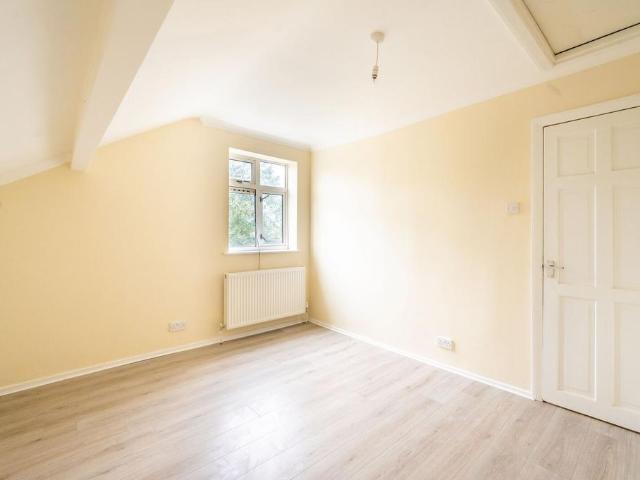 Carshalton Road, Mitcham Junction. 3 bed maisonette to rent £2,000 pcm £462 pw