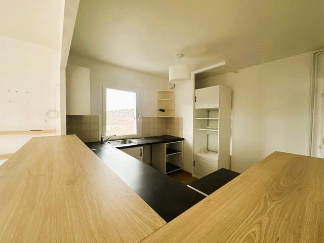 CASTANET TOLOSAN APPARTEMENT T4 HYPERCENTRE DERNIER ETAGE VUE DEGAGEE SANS VIS A VIS EXPOSITION SUD CAVE + BOX