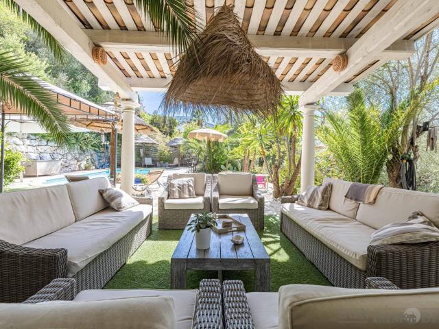 CASTAGNIERS – Magnifique villa provençale de caractère avec 202m² Castagniers