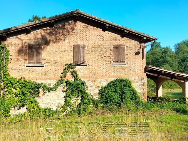 Castel Rigone. Casale con 2 ettari di terreno 330m² Castel Rigone