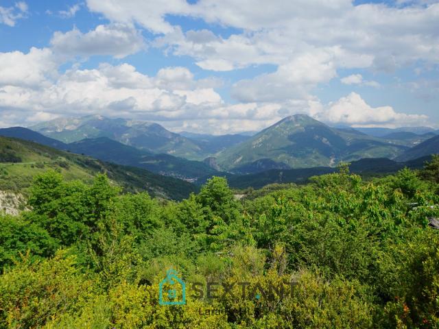 Castellane – Maison individuelle de 95 m² sur un terrain de 1800 m², à 10 minutes du centre du village, avec vue panoramique
