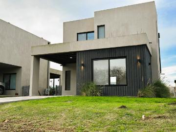 Castelli Group Propiedades
