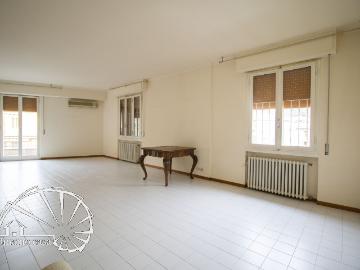 Castellina. Appartamento 4 vani con terrazza abitabile. Ottimo stato