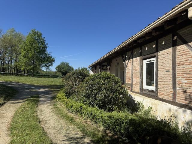 Castelmoron Sur Lot, cadre idyllique pour cette maison de 16. 165m² Castelmoron sur Lot