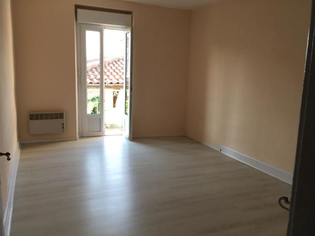 Castelmoron sur Lot, dans une rue calme, au premier étage d'un immeuble tranquille composé de deux logements, agréable T3 en bon état de 58,89 m2 comprenant séjour lumineux orienté est, deux chambres dont une grande avec un balcon agréable à l'ouest, sall