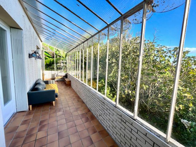 Castelmoron sur Lot, sur les hauteurs, charmante maison semi enterrée de 131 m2 à flanc de côteau, en campagne, avec une vue panoramique imprenable sur la vallée située à 5 mn de Castelmoron, où vous trouverez toutes les commodités. Chaleureuse et buco