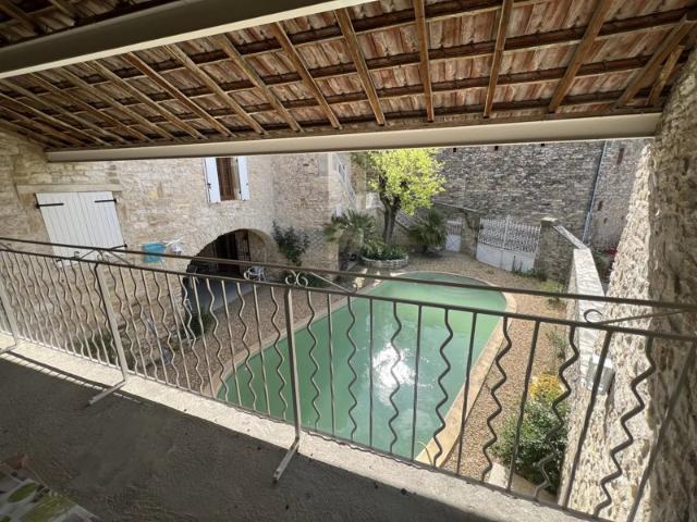 Castelnau Valence, mas 285m² sur 1100m², 5 chs + 2 brx, piscine nombreuses possibilités