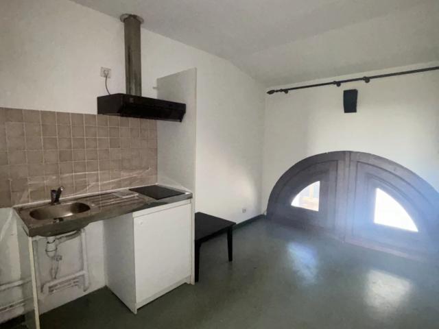 CASTELNAUDARY CENTRE VILLE APPARTEMENT DE TYPE T1 BIS LIBRE