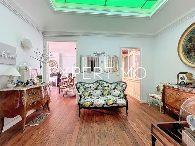 Castelnaudary, plein centre, appartement de type duplex, 3 / 4 pièces 141m2 dans immeuble de prestige