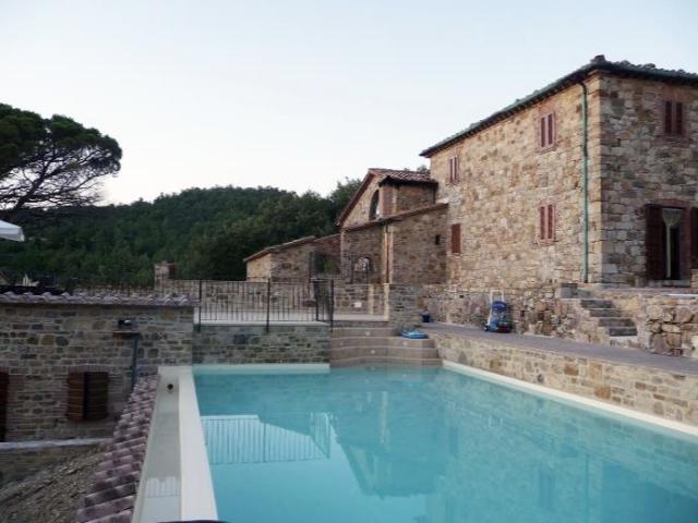 Castelnuovo Val di Cecina: Vendesi casolare con 2 annessi, p. 500m² Castelnuovo di Val di Cecina