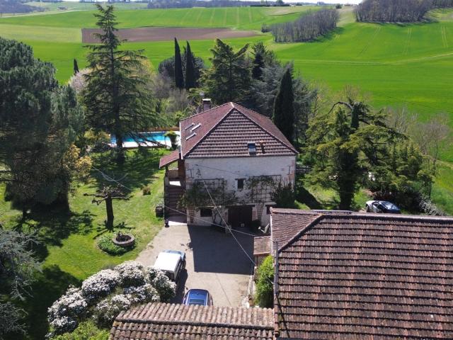 Maison avec 5 chambres, gite, dependants, 3 hectares et pisc. 290m² Castelsagrat