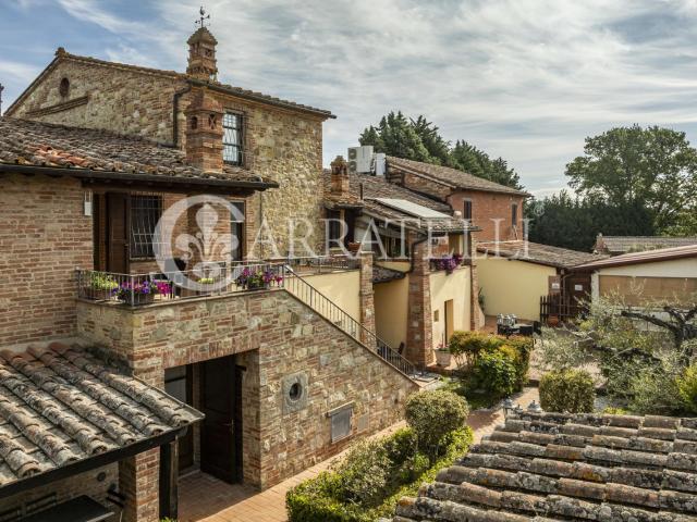 Castiglione del Lago, antico casale rinnovato in una raffina. 1100m² Castiglione del Lago