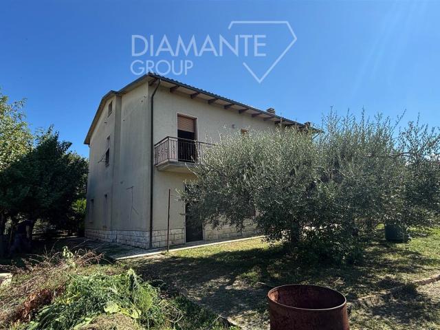 CASTIGLIONE DEL LAGO PG: In posizione centrale, casa indip. 380m² Castiglione del Lago