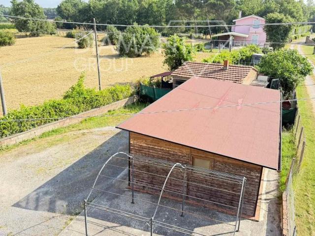 Castiglione del Lago Pg, loc. Piana: Casa indipendente su. 360m² Castiglione del Lago