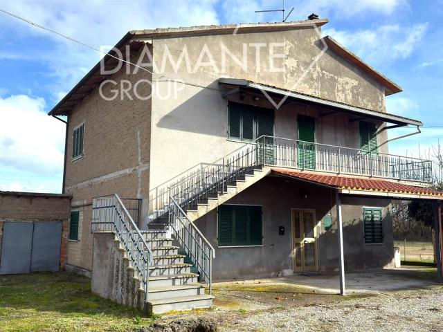 Castiglione Del Lago Pg, Piana: Casa singola di 185 mq su. 275m² Castiglione del Lago