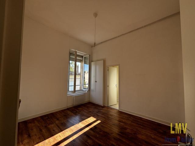 CASTILLON LA BATAILLE: à louer appartement 1 chambre, au calme