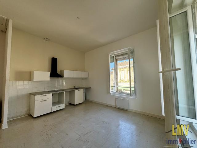 CASTILLON LA BATAILLE: à louer appartement 1 chambre, au calme