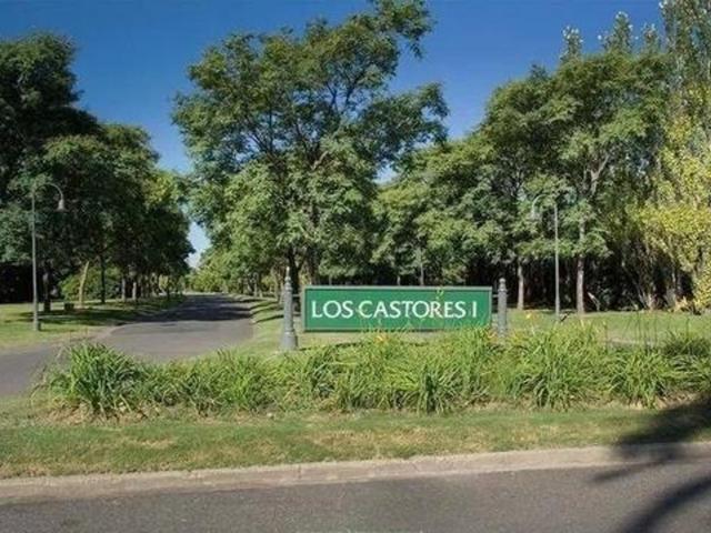 CASTORES CASA FRANCESA SOBRE LOTE ARBOLADO