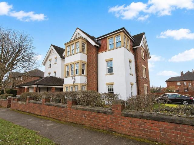 Castleton Court, Leeds, LS16 2 bed flat to rent £1,195 pcm £276 pw