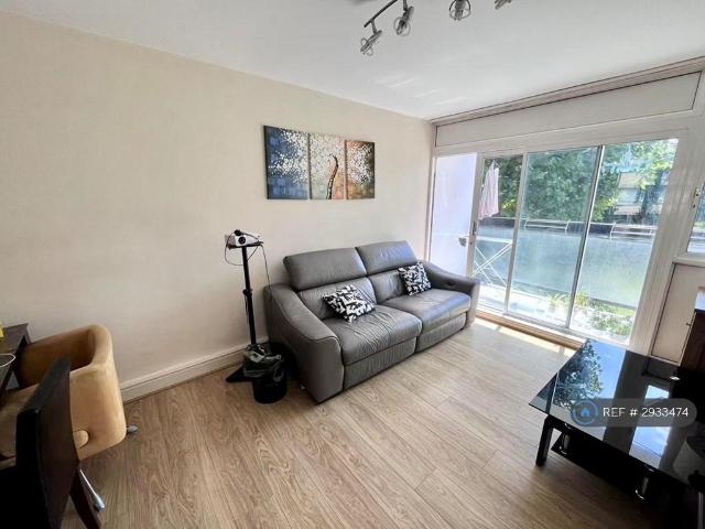 Castleton House, London, E14 2 bed flat to rent £1,900 pcm £438 pw