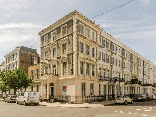 Castletown Road, Barons Court. Studio to rent £3,075 pcm £710 pw