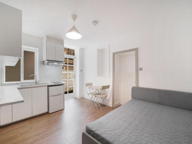 Castletown Road, W14 Studio to rent £1,800 pcm £415 pw