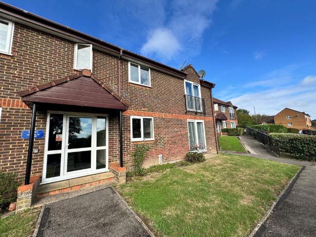 Castleview Gardens, High Wycombe HP12 2 bed flat to rent £1,300 pcm £300 pw