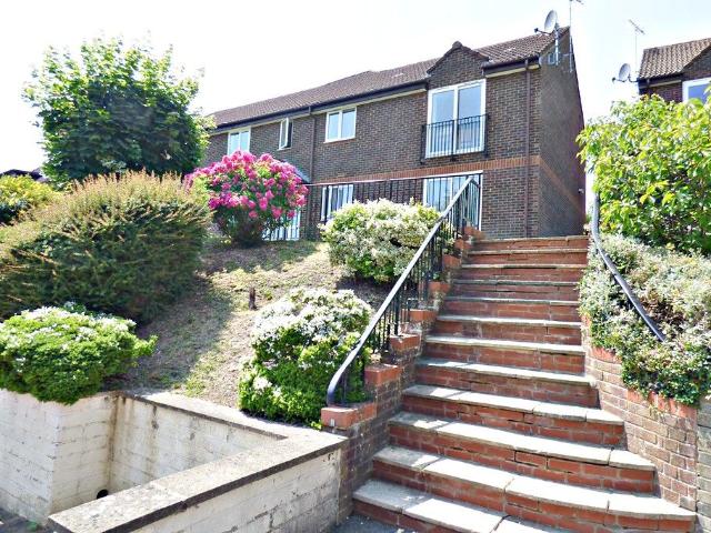 Castleview Gardens, High Wycombe HP12, 2 bed flat to rent, £1,350 pcm | PrimeLocation