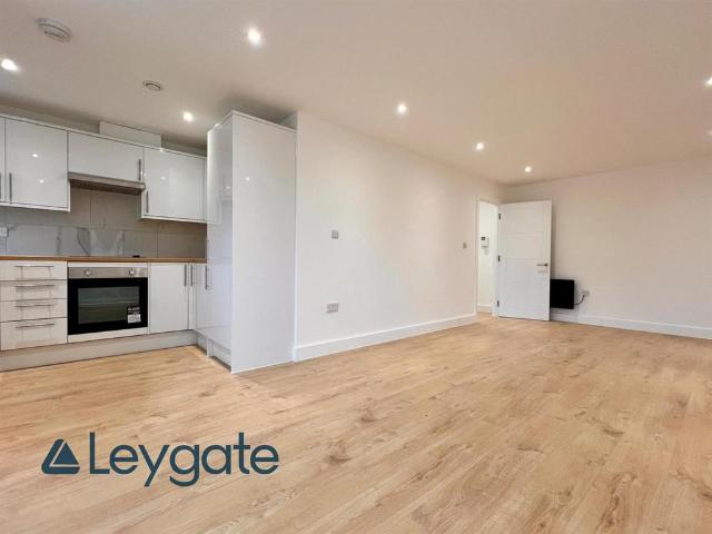 Castleview Road, Weybridge KT13 1 bed flat to rent £1,395 pcm £322 pw