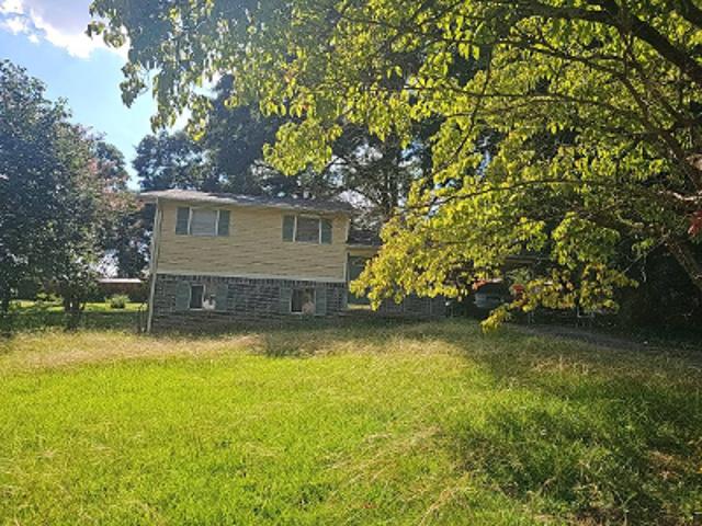 Castlewood Dr