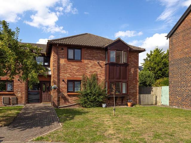 Castle Court, Northwich, CW8 2 bed flat to rent £750 pcm £173 pw