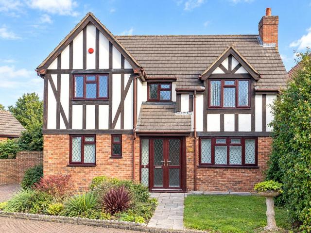 Castle Close, Bromley BR2 4 bed detached house to rent £3,500 pcm £808 pw