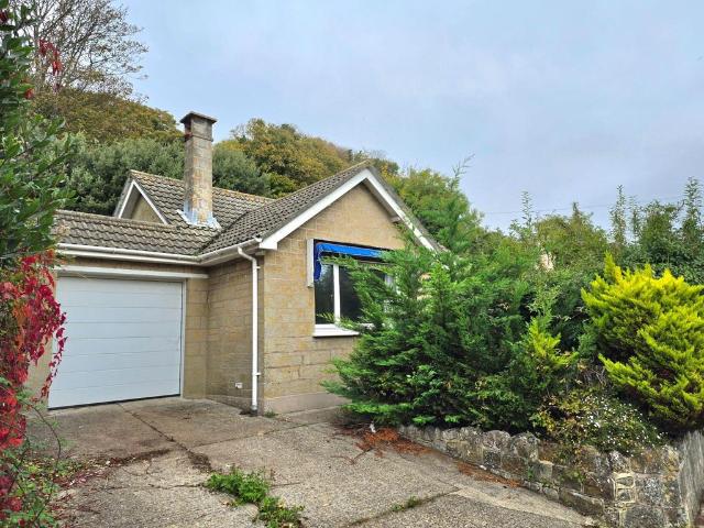 Castle Close, Ventnor PO38 2 bed detached bungalow to rent £1,300 pcm £300 pw