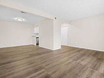 Castle Creek Apartments: Welcome Home to Comfort and Premier Living in Decatur, GA 1 Bedroom Apartment for Rent at 2435 Aylesbury Loop, Decatur, GA 30034