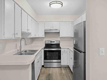 Castle Creek Apartments: Welcome Home to Comfort and Premier Living in Decatur, GA 2 Bedroom Apartment for Rent at 2435 Aylesbury Loop, Decatur, GA 30034