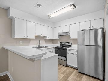 Castle Creek Apartments: Welcome Home to Comfort and Premier Living in Decatur, GA 3 Bedroom Apartment for Rent at 2435 Aylesbury Loop, Decatur, GA 30034