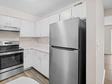 Castle Creek Apartments: Welcome Home to Comfort and Premier Living in Decatur, GA 3 Bedroom Apartment for Rent at 2435 Aylesbury Loop, Decatur, GA 30034