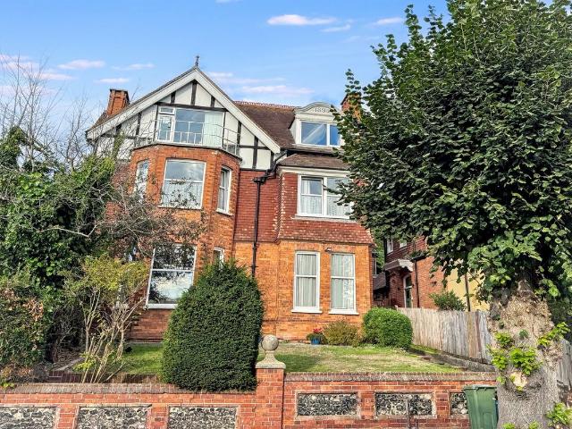 Castle Avenue CT16, 2 bed flat to rent, £1,000 pcm | PrimeLocation