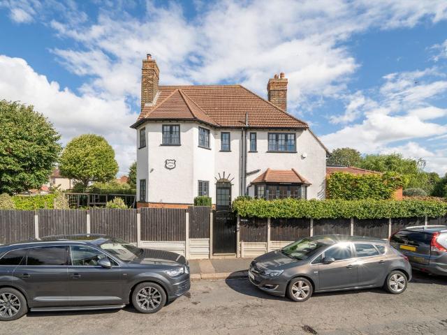 Castle Avenue, Chingford E4, 5 bed detached house to rent, £5,000 pcm | PrimeLocation