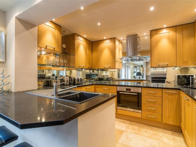 Castle Boulevard, Nottingham. 2 bed apartment to rent £1,750 pcm £404 pw