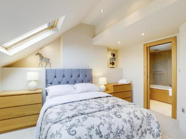 Castle Boulevard, Nottingham. 2 bed apartment to rent £1,750 pcm £404 pw