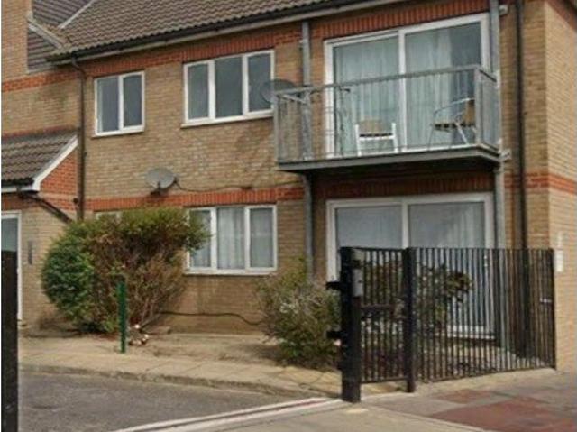 Castle House, Dagenham RM9, 2 bed flat to rent, £1,700 pcm | PrimeLocation