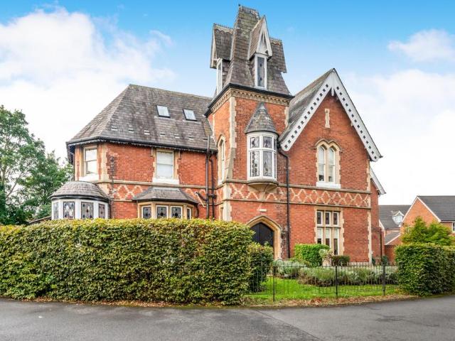 Castle House Drive, Stafford, ST16 2 bed apartment to rent £895 pcm £207 pw