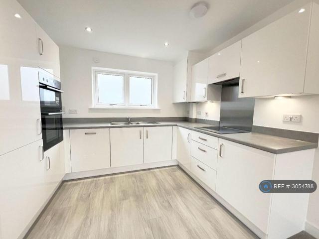 Castle Hill Ebbsfleet Valley. 2 bed flat to rent £1,750 pcm £404 pw