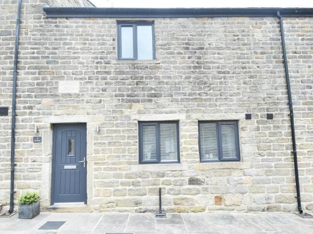 Castle Hill Road, Bury BL9 3 bed townhouse to rent £1,550 pcm £358 pw