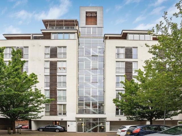 Castle Lane, Bedford 2 bed flat to rent £1,600 pcm £369 pw