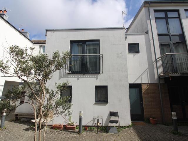 Castle Mews, Brighton BN1 2 bed end of terrace house to rent £1,600 pcm £369 pw