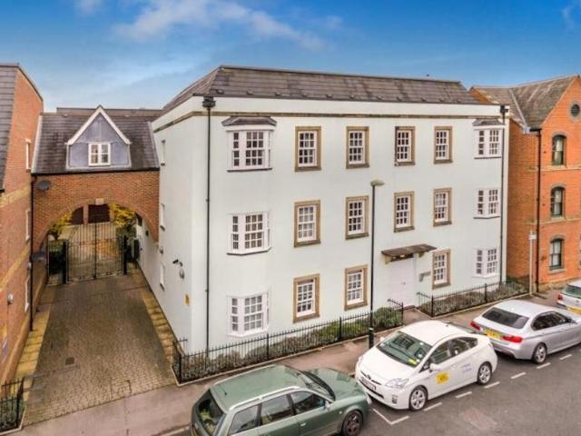 Castle Mews, St Thomas Street, Oxford OX1, 2 bed flat to rent, £2,600 pcm | PrimeLocation